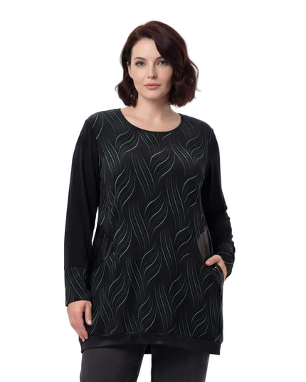 Επίσημη μαύρη τουνίκ για μεγάλα μεγέθη με πράσινο αφηρημένο μοτίβο και λεπτομέρειες από δερματίνη στο τελείωμα και τις τσέπες, σε λευκό φόντο.