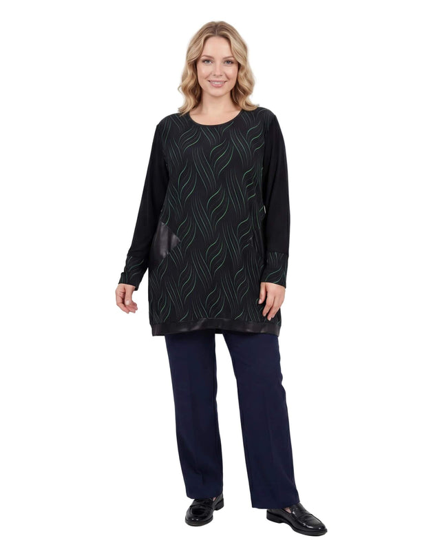 Επίσημη μαύρη τουνίκ με τσέπες, λεπτομέρειες δερματίνης και πράσινο μοτίβο για μεγάλα μεγέθη. Ολόσωμη λήψη σε λευκό φόντο που δείχνει την εφαρμογή.