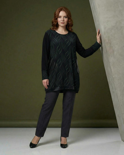 Επίσημη μαύρη τουνίκ με τσέπες και λεπτομέρειες δερματίνης σε ολόσωμη λήψη, σχεδιασμένη για γυναίκες με καμπύλες.