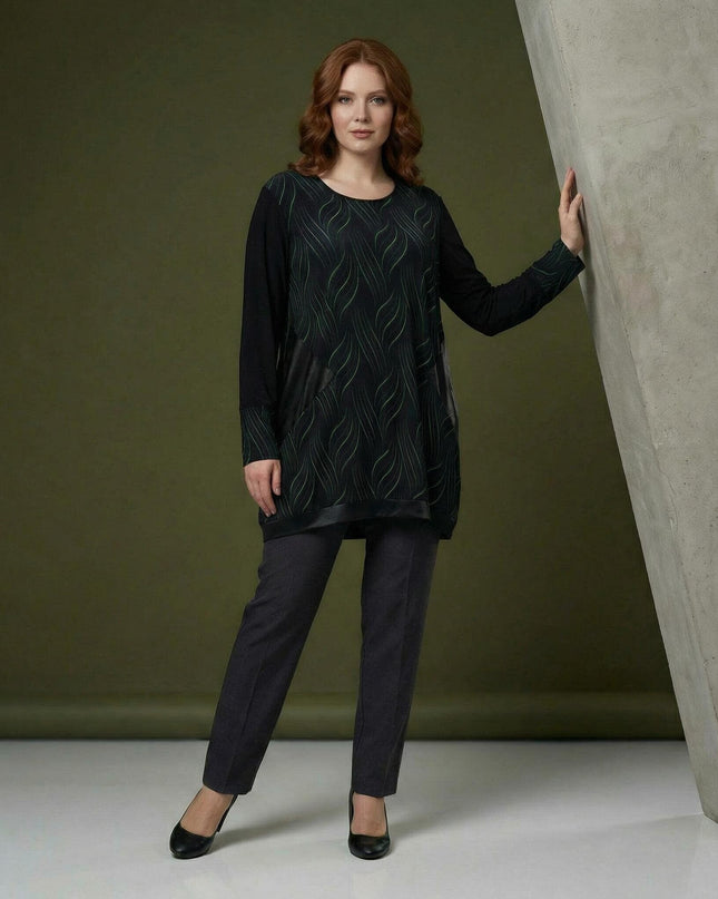 Επίσημη μαύρη τουνίκ με τσέπες και λεπτομέρειες δερματίνης σε ολόσωμη λήψη, σχεδιασμένη για γυναίκες με καμπύλες.