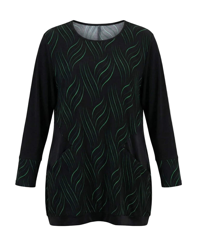 Επίσημη μαύρη τουνίκ για μεγάλα μεγέθη με μοντέρνο πράσινο μοτίβο γραμμών, τσέπες και τελειώματα δερματίνης, φωτογραφημένη σε λευκό φόντο.
