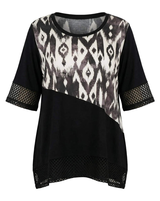 Επίσημη μαύρη τουνίκ μεγάλα μεγέθη, με ασύμμετρη γραμμή, λεπτομέρειες από δίχτυ και αφηρημένο print στο πάνω μέρος, μπροστινή όψη σε λευκό φόντο.