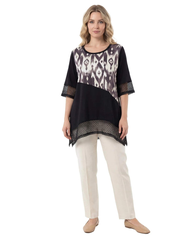 Επίσημη μαύρη τουνίκ μεγάλα μεγέθη με ασύμμετρη γραμμή, δίχτυ και abstract print. Ολόσωμη λήψη σε λευκό φόντο.