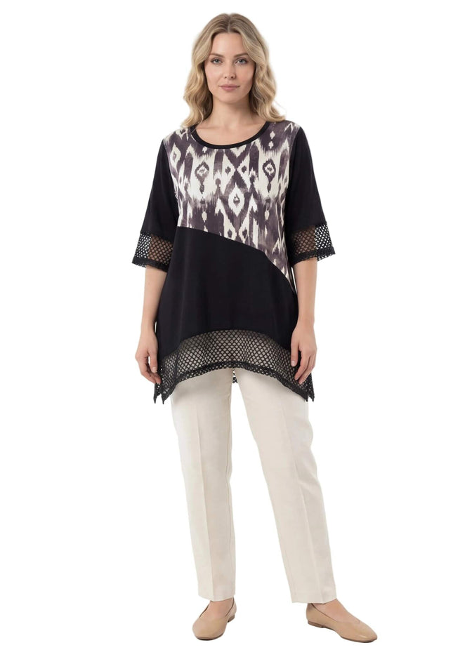 Επίσημη μαύρη τουνίκ μεγάλα μεγέθη με ασύμμετρη γραμμή, δίχτυ και abstract print. Ολόσωμη λήψη σε λευκό φόντο.