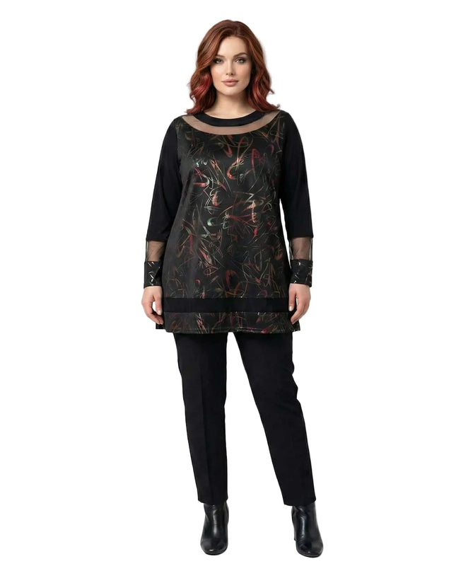 Επίσημη μαύρη τουνίκ σε μεγάλα μεγέθη με εμπριμέ σχέδιο και διαφάνεια στο ντεκολτέ, σε ολόσωμη φωτογραφία μπροστά.