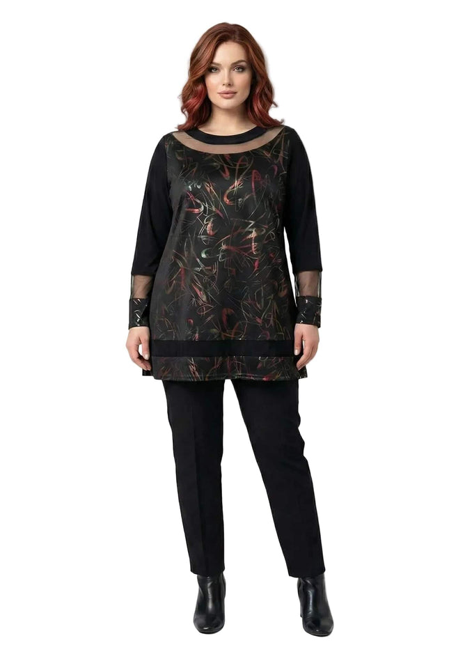 Επίσημη μαύρη τουνίκ σε μεγάλα μεγέθη με εμπριμέ σχέδιο και διαφάνεια στο ντεκολτέ, σε ολόσωμη φωτογραφία μπροστά.