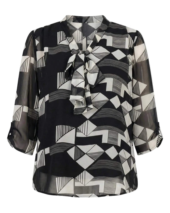 Επίσημη τουνίκ σε μεγάλα μεγέθη με ασπρόμαυρο γεωμετρικό σχέδιο, μανίκια 7/8 και δέσιμο φιόγκου στο ντεκολτέ, σε μπροστινή όψη.