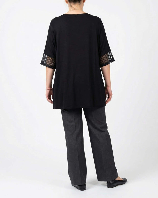 Πίσω όψη σε λευκό φόντο της επίσημης μαύρης τουνίκ μεγάλα μεγέθη. Διακρίνεται η καθαρή μαύρη πλάτη και το λεπτό δίχτυ στο τελείωμα των μανικιών.