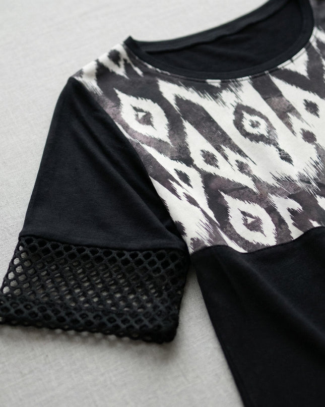 Κοντινή λεπτομέρεια σε flat lay της επίσημης μαύρης τουνίκ μεγάλα μεγέθη, αναδεικνύοντας το ασπρόμαυρο print και το μανίκι με τελείωμα από δίχτυ.