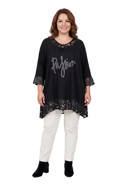 Ολόσωμη λήψη σε λευκό φόντο της επίσημης μαύρης τουνίκ σε μεγάλα μεγέθη, με λεπτομέρεια δαντέλας και στρας, συνδυασμένη με λευκό παντελόνι.