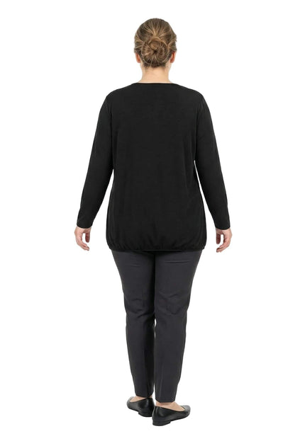 Πίσω όψη από επίσημη μαύρη τουνίκ plus size με λάστιχο στο τελείωμα, σε ολόσωμη λήψη που αναδεικνύει την άνετη εφαρμογή της πλάτης.