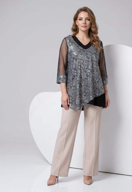 Ολόσωμη λήψη της επίσημης μαύρης τουνίκ plus size με λαμπερό ασημένιο πάνελ μπροστά, κομψή V λαιμόκοψη και διαφανή τούλινα μανίκια.