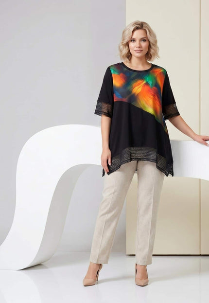 Ολόσωμη λήψη γυναικείας plus size μαύρης επίσημης τουνίκ με κοντά μανίκια, χρωματιστή φάσα και λεπτομέρεια από δίχτυ σε λευκό φόντο.