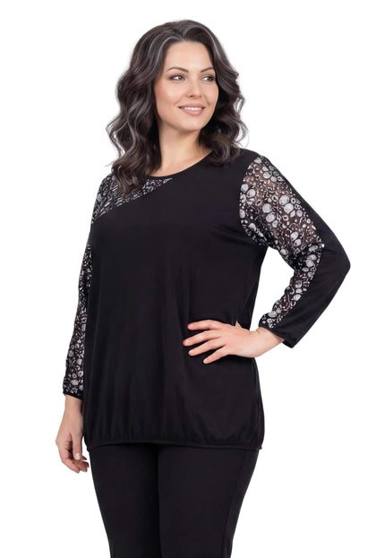 Επίσημη μαύρη τουνίκ plus size με φλοράλ δαντέλα στα μανίκια και λάστιχο στο τελείωμα, φορεμένη από μοντέλο σε λευκό φόντο.