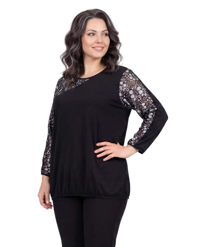 Επίσημη μαύρη τουνίκ plus size με φλοράλ δαντέλα στα μανίκια και λάστιχο στο τελείωμα, φορεμένη από μοντέλο σε λευκό φόντο.