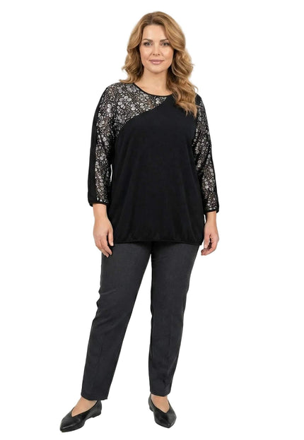 Επίσημη μαύρη τουνίκ plus size με φλοράλ δαντέλα στα μανίκια και λάστιχο στο τελείωμα, σε ολόσωμη λήψη μπροστά σε λευκό φόντο.