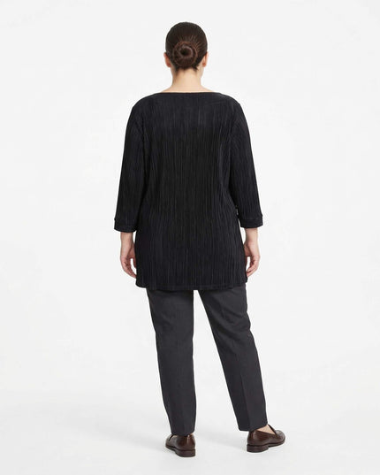 Πίσω όψη της επίσημης μαύρης τουνίκ σε μεγάλα μεγέθη, με πλισέ υφή και μανίκια 7/8. Ολόσωμη λήψη του μοντέλου σε λευκό φόντο.