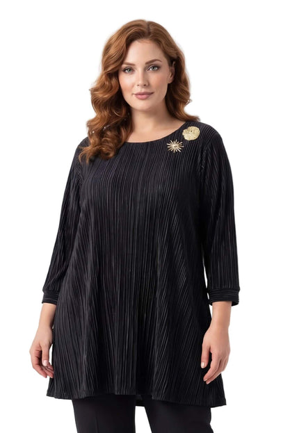 Επίσημη μαύρη τουνίκ σε μεγάλα μεγέθη από λεπτό πλισέ ύφασμα, με 7/8 μανίκια και χρυσή καρφίτσα στον ώμο. Μπροστινή όψη.