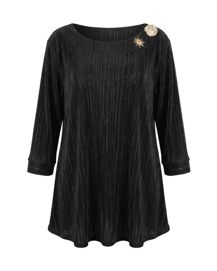 Επίσημη μαύρη τουνίκ σε μεγάλα μεγέθη, με πλισέ ύφασμα, 7/8 μανίκια και χρυσή καρφίτσα στον ώμο, φωτογραφημένη σε λευκό φόντο.