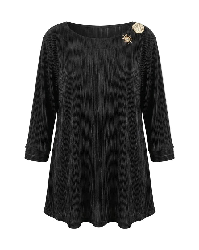 Επίσημη μαύρη τουνίκ σε μεγάλα μεγέθη, με πλισέ ύφασμα, 7/8 μανίκια και χρυσή καρφίτσα στον ώμο, φωτογραφημένη σε λευκό φόντο.