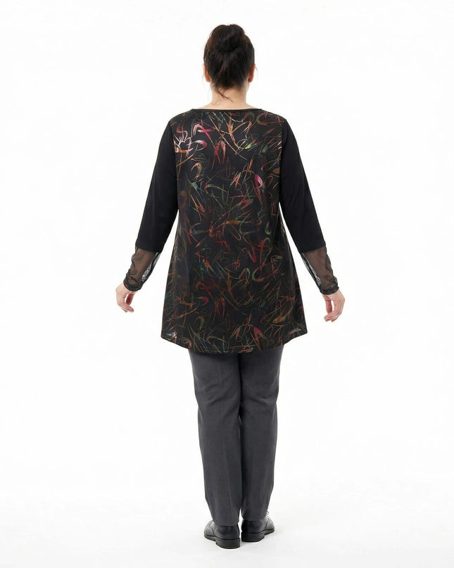 Πίσω όψη από επίσημη μαύρη τουνίκ σε μεγάλα μεγέθη, με εντυπωσιακό πολύχρωμο μοτίβο στην πλάτη και λεπτομέρειες διαφάνειας στα μανίκια.