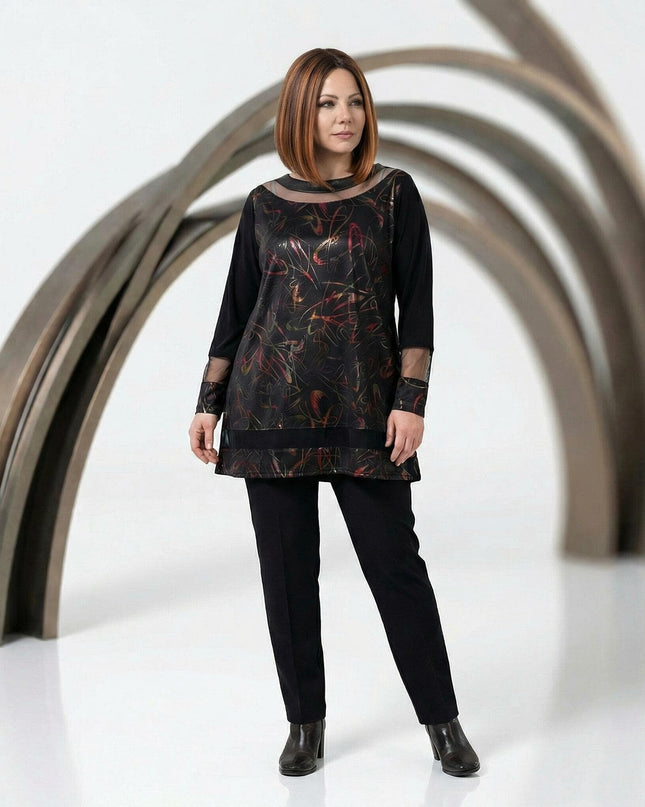 Επίσημη μαύρη τουνίκ σε μεγάλα μεγέθη με εντυπωσιακό ντεκολτέ και πολύχρωμο αφηρημένο σχέδιο στο μπροστινό μέρος, σε ολόσωμη λήψη.