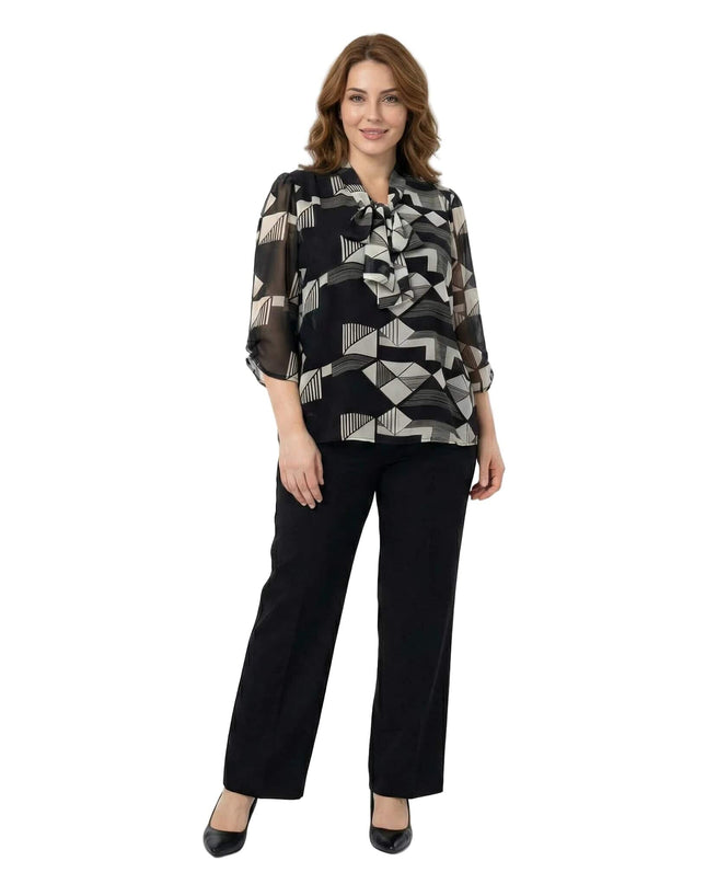 Επίσημη μαύρη τουνίκ σε μεγάλα μεγέθη με γεωμετρικό μοτίβο και φιόγκο στο λαιμό. Ολόσωμη λήψη σε λευκό φόντο που αναδεικνύει τα μανίκια 7/8 και την κομψή εφαρμογή.