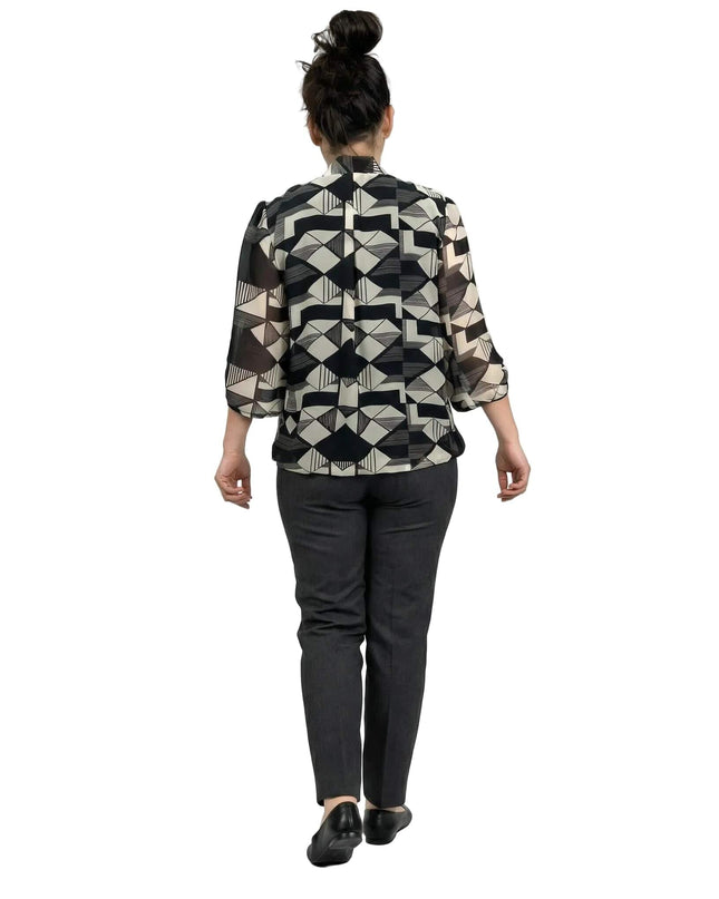 Πίσω όψη μαύρης επίσημης τουνίκ σε μεγάλα μεγέθη με γεωμετρικό μοτίβο και άνετα μανίκια 7/8.