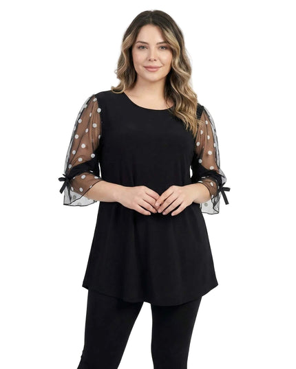 Κομψή μαύρη τουνίκ plus size με μανίκια από διαφανές τούλι πουά και λεπτομέρεια φιόγκου, σε μπροστινή λήψη.