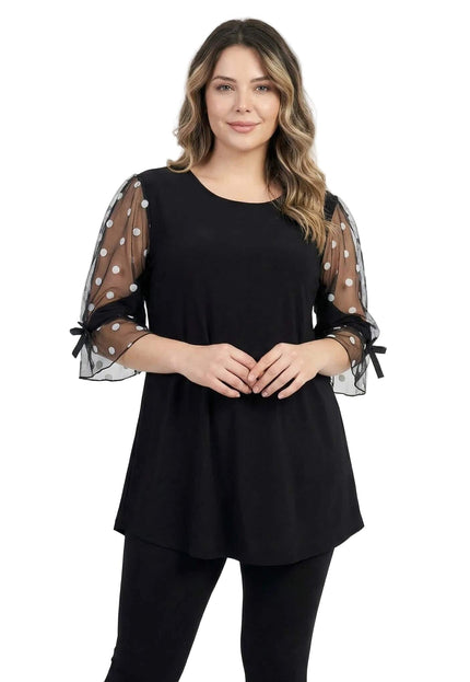 Κομψή μαύρη τουνίκ plus size με μανίκια από διαφανές τούλι πουά και λεπτομέρεια φιόγκου, σε μπροστινή λήψη.