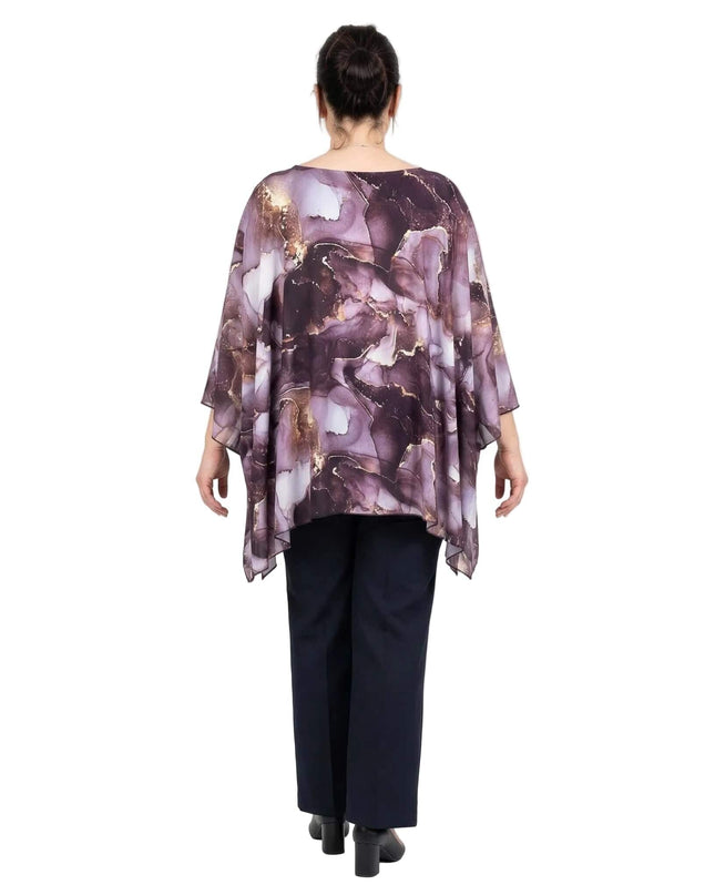 Ολόσωμη λήψη από πίσω, μελαχρινή γυναίκα σε επίσημη μάξι τουνίκ πόντσο μεγάλα μεγέθη από μωβ σιφόν με μαρμάρινο μοτίβο και ασύμμετρο τελείωμα.