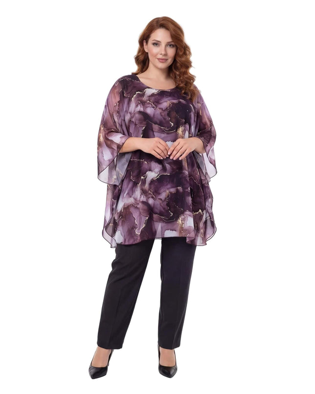 Ολόσωμη λήψη σε λευκό φόντο: Επίσημη μάξι τουνίκ πόντσο για καμπύλες με αέρινο σιφόν και εντυπωσιακό μωβ αφηρημένο μοτίβο.