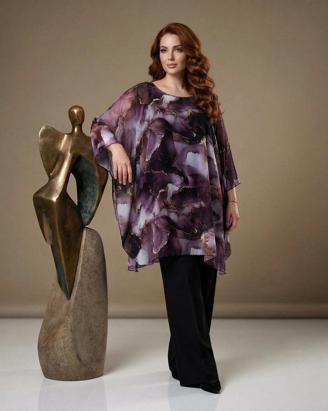 Ολόσωμη λήψη. Επίσημη μάξι τουνίκ πόντσο σε μεγάλα μεγέθη, από αέρινο σιφόν με αφηρημένο μωβ μαρμάρινο μοτίβο και ασύμμετρο τελείωμα.