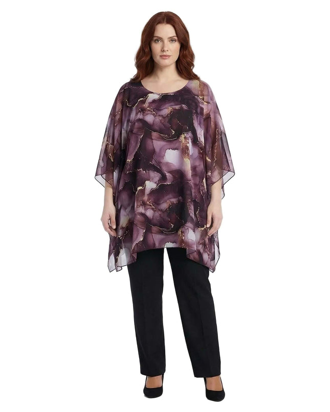 Ολόσωμη λήψη της επίσημης μάξι τουνίκ πόντσο μεγάλα μεγέθη, που αναδεικνύει το εντυπωσιακό μωβ μαρμάρινο μοτίβο και το αέρινο σιφόν ύφασμα.