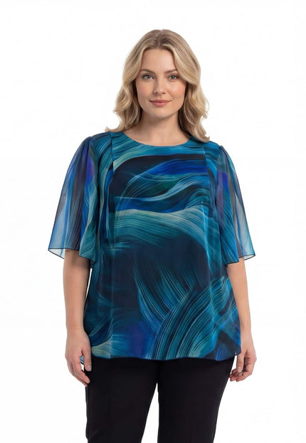 Επίσημη μπλε τουνίκ σιφόν plus size με αφηρημένο σχέδιο και αέρινα μανίκια. Μπροστινή λήψη σε λευκό φόντο που δείχνει την άνετη εφαρμογή και τη λαιμόκοψη.