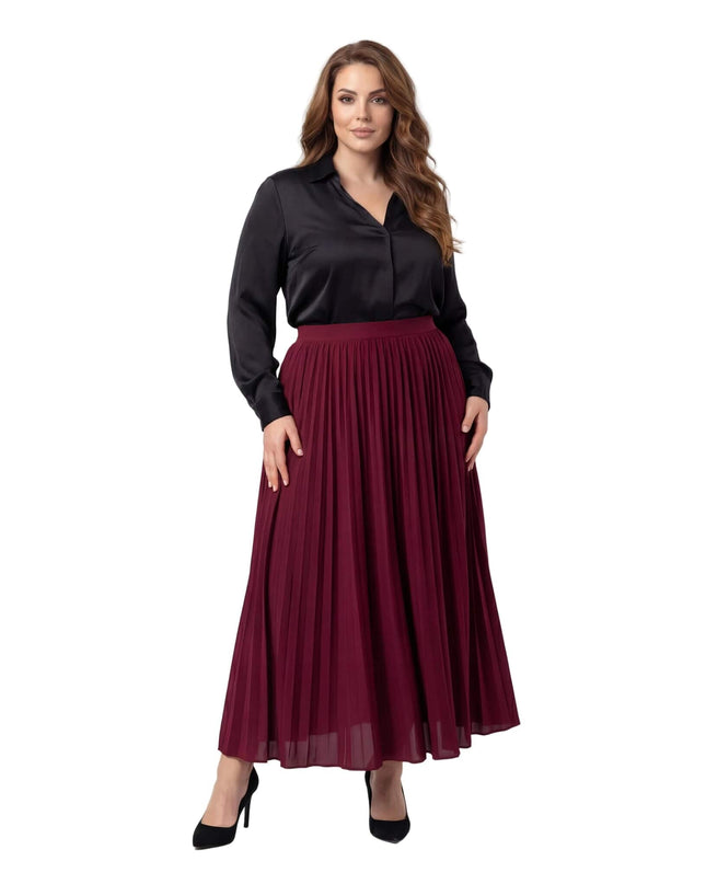 Ολόσωμη μπροστινή λήψη σε λευκό φόντο: γυναικεία επίσημη μπορντό εβαζέ φούστα σε μεγάλα μεγέθη, με απαλές πτυχώσεις και άνετη εφαρμογή.