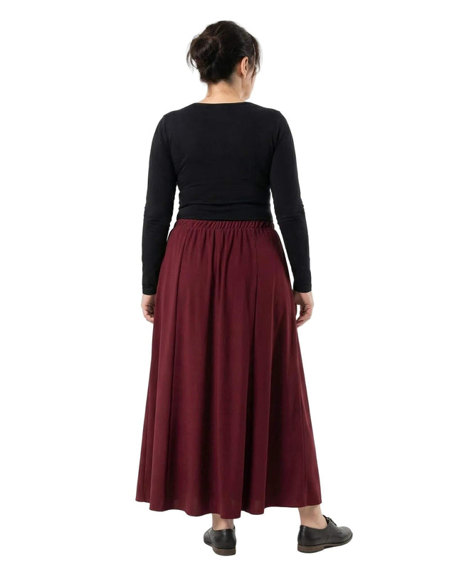 Πίσω όψη της μπορντό εβαζέ φούστας σε μεγάλα μεγέθη. Φαίνεται το άνετο λάστιχο στη μέση και οι απαλές πτυχώσεις του υφάσματος σε λευκό φόντο.
