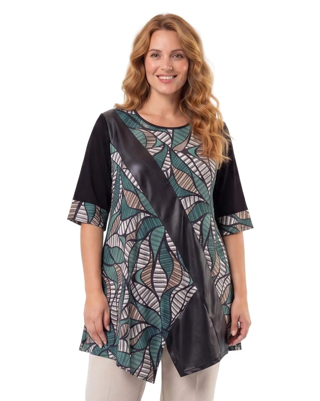 Επίσημη plus size μάξι τουνίκ με αφηρημένο μοτίβο, κοντά μανίκια και διαγώνιο πάνελ από οικολογικό δέρμα, μπροστινή όψη.