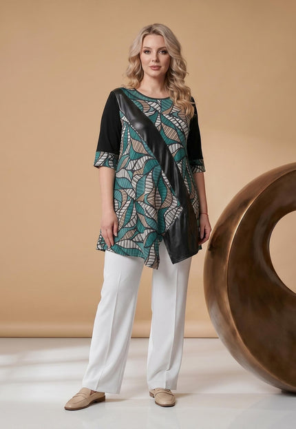 Ολόσωμη λήψη της επίσημης plus size τουνίκ με αφηρημένο πετρόλ μοτίβο, ασύμμετρο τελείωμα και διαγώνια λεπτομέρεια από οικολογικό δέρμα.