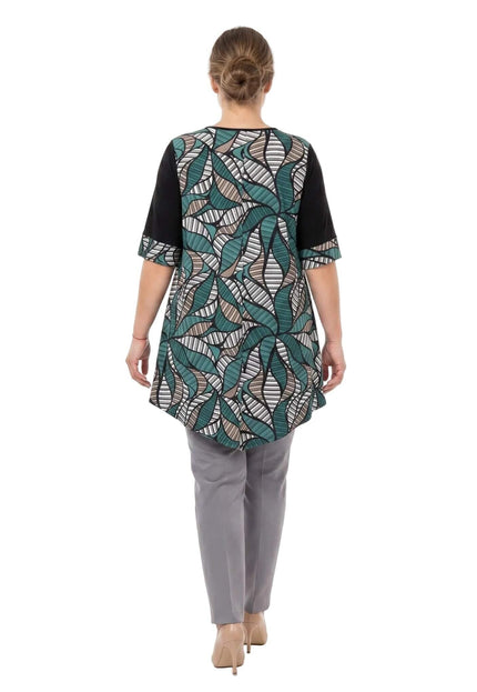 Πίσω όψη: Επίσημη plus size μάξι τουνίκ με ασύμμετρη γραμμή, εβαζέ εφαρμογή και πολύχρωμο αφηρημένο μοτίβο, σε λευκό φόντο.