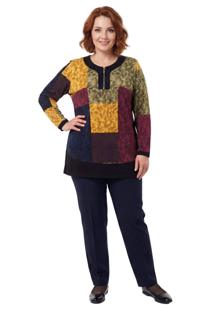 Επίσημη πολύχρωμη τουνίκ plus size με patchwork σχέδιο, φερμουάρ στο ντεκολτέ και μαύρο τελείωμα, σε ολόσωμη λήψη.