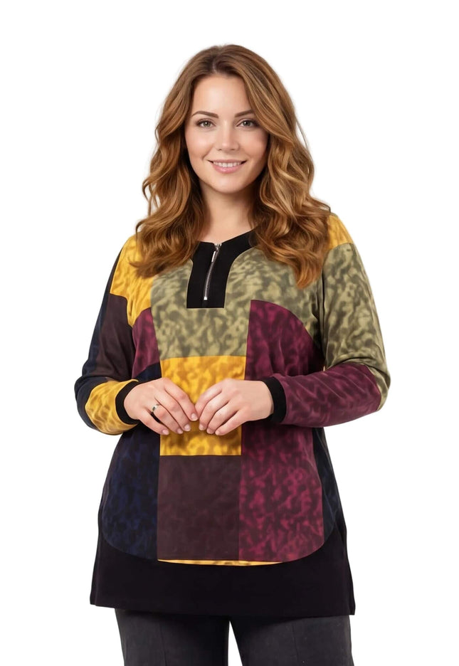 Επίσημη πολύχρωμη τουνίκ plus size με patchwork σχέδιο και φερμουάρ στο ντεκολτέ. Μπροστινή όψη με μαύρες μανσέτες και τελείωμα, σε λευκό φόντο.