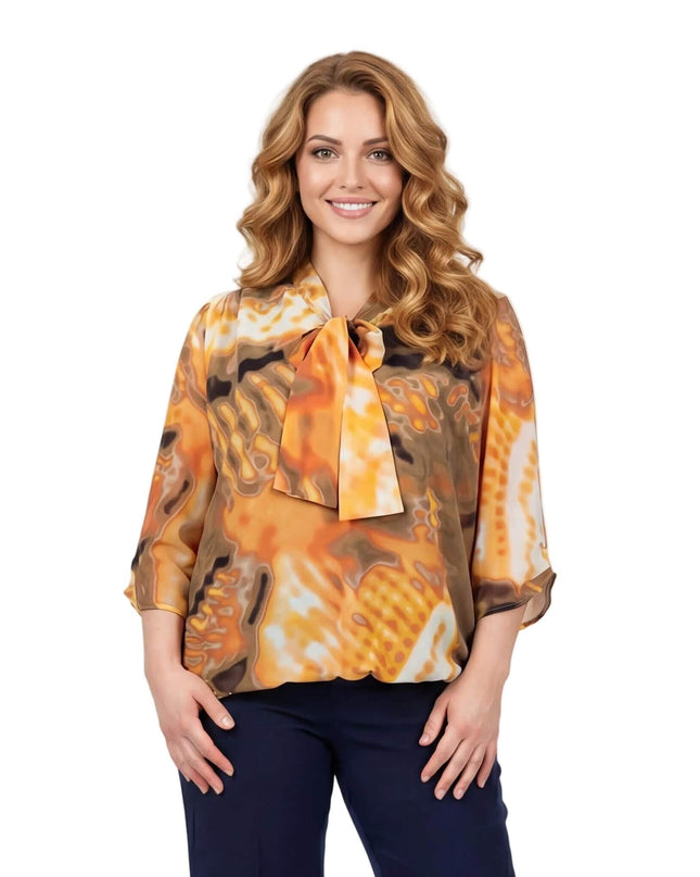 Επίσημη πορτοκαλί τουνίκ plus size με αφηρημένο σχέδιο, φιόγκο στο λαιμό και λάστιχο στο κάτω μέρος, φωτογραφημένη σε λευκό φόντο.