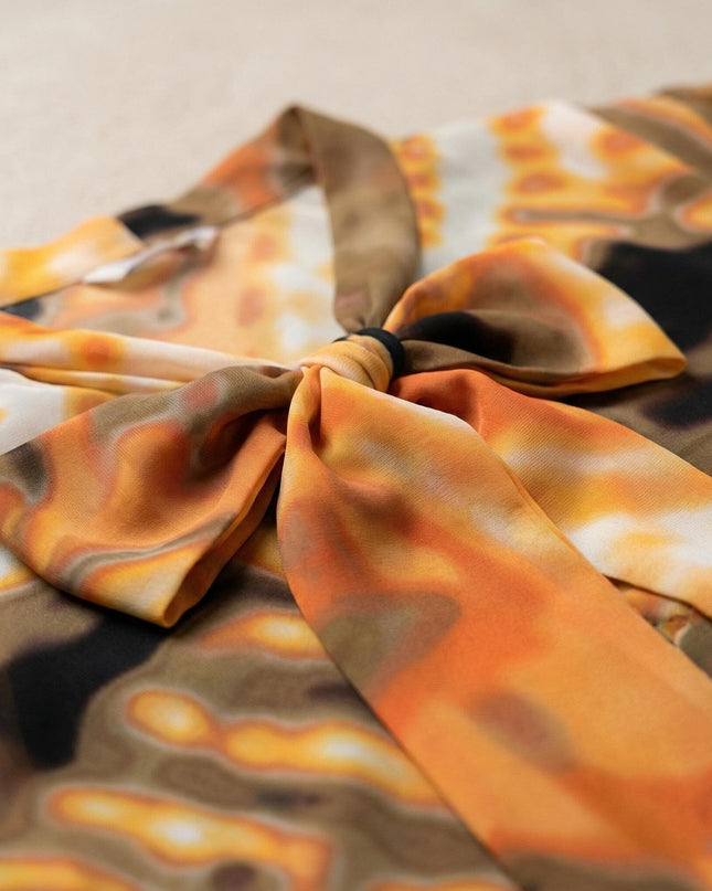 Κοντινή λεπτομέρεια του ντεκολτέ με διακοσμητικό φιόγκο σε επίσημη πορτοκαλί τουνίκ plus size, με ιδιαίτερο αφηρημένο μοτίβο σε γήινες αποχρώσεις.