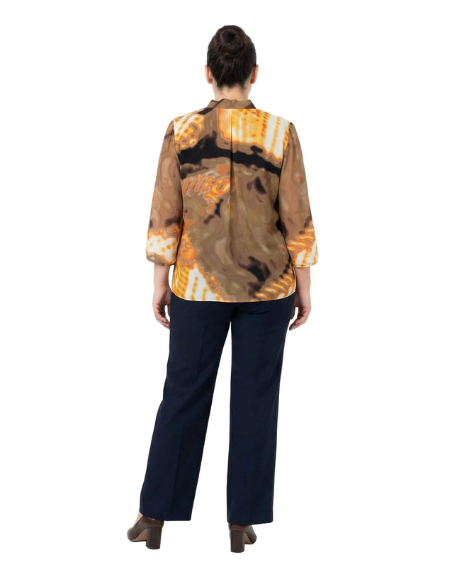 Επίσημη πορτοκαλί τουνίκ plus size σε ολόσωμη πίσω όψη, με αφηρημένο μοτίβο σε γήινους τόνους και μανίκια 7/8.