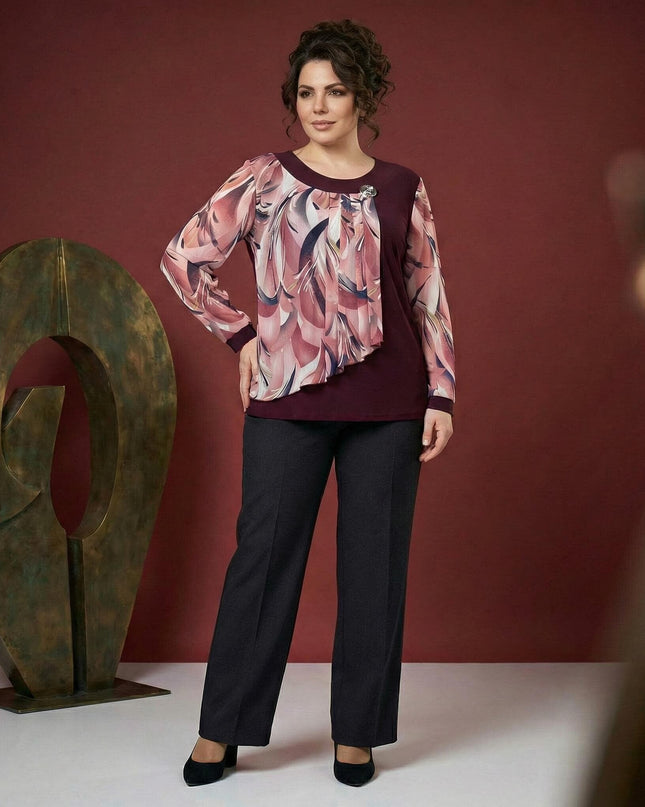 Ολόσωμη λήψη γυναίκας που φοράει επίσημη ριχτή τουνίκ μπορντό με εμπριμέ μουσελίνα και καρφίτσα, ιδανική επιλογή σε μεγάλα μεγέθη.