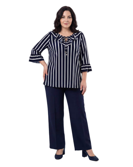 Επίσημη ριγέ τουνίκ σε μεγάλα μεγέθη με κάθετο σχέδιο, κορδόνια στο ντεκολτέ και μανίκια 7/8 με βολάν, σε ολόσωμη λήψη που αναδεικνύει την εβαζέ γραμμή.