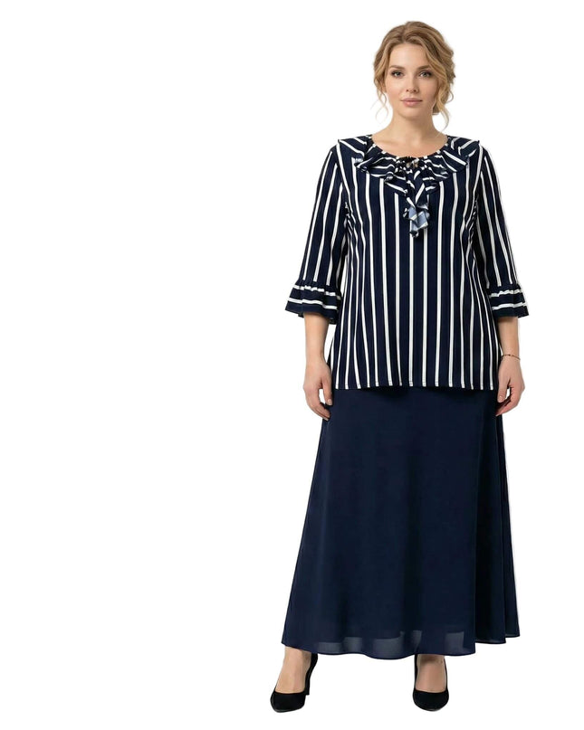 Επίσημη ριγέ τουνίκ σε μεγάλα μεγέθη με μανίκια 7/8 και κορδόνια στο ντεκολτέ, φορεμένη από μοντέλο σε ολόσωμη λήψη.