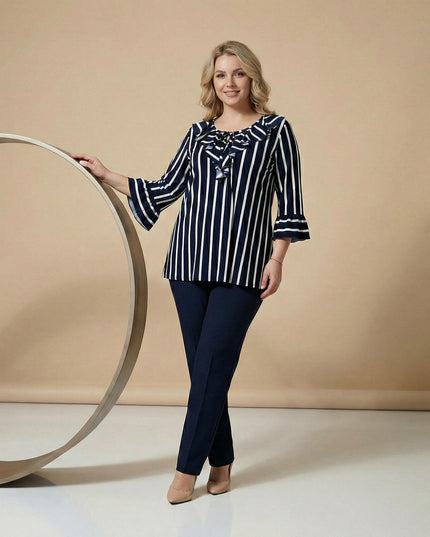 Επίσημη ριγέ τουνίκ σε μεγάλα μεγέθη με λευκές κάθετες ρίγες. Διαθέτει μανίκια 7/8 και λαιμόκοψη με κορδόνια, σε ολόσωμη λήψη.