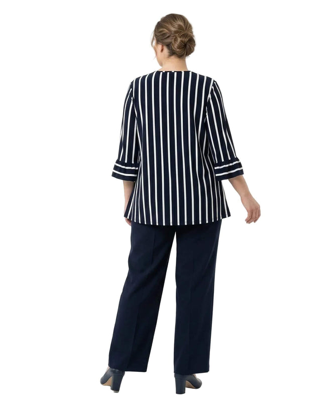 Πίσω όψη από επίσημη ριγέ τουνίκ σε μεγάλα μεγέθη, με κομψό κάθετο σχέδιο και άνετη εβαζέ γραμμή που δεν διαγράφει.